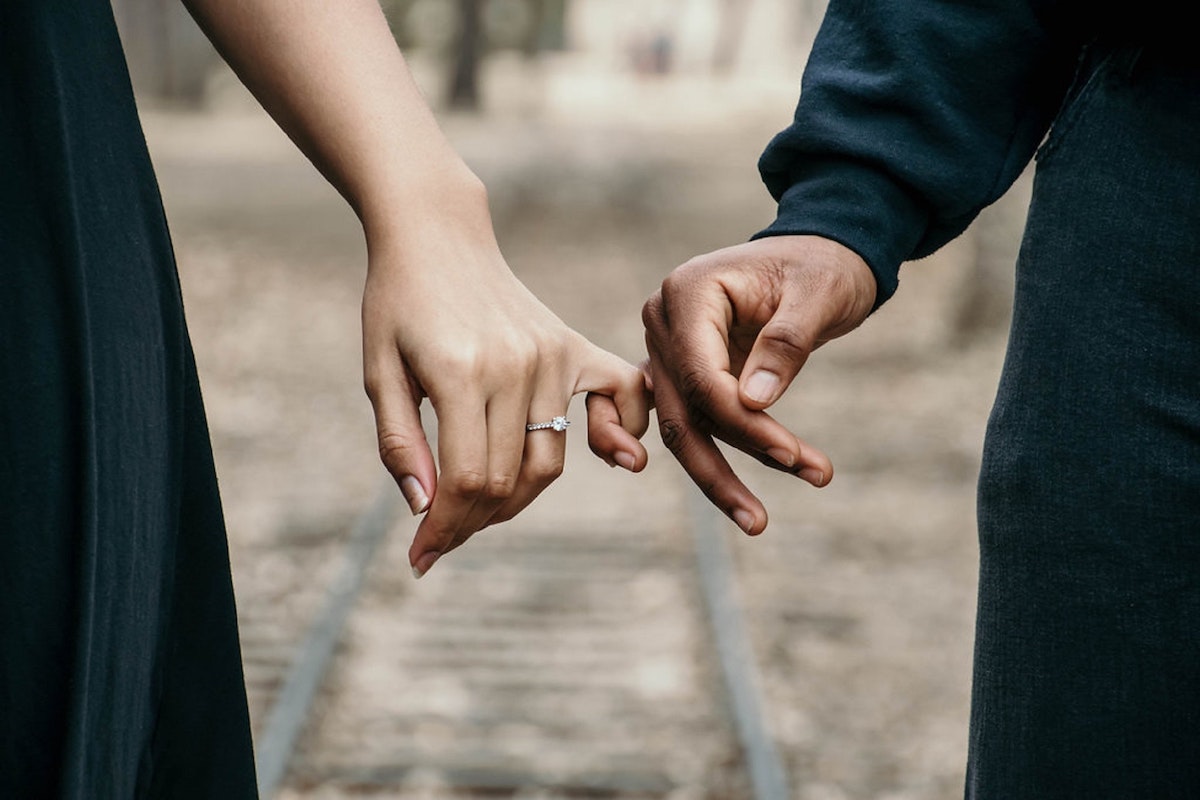 couple-holding-hands