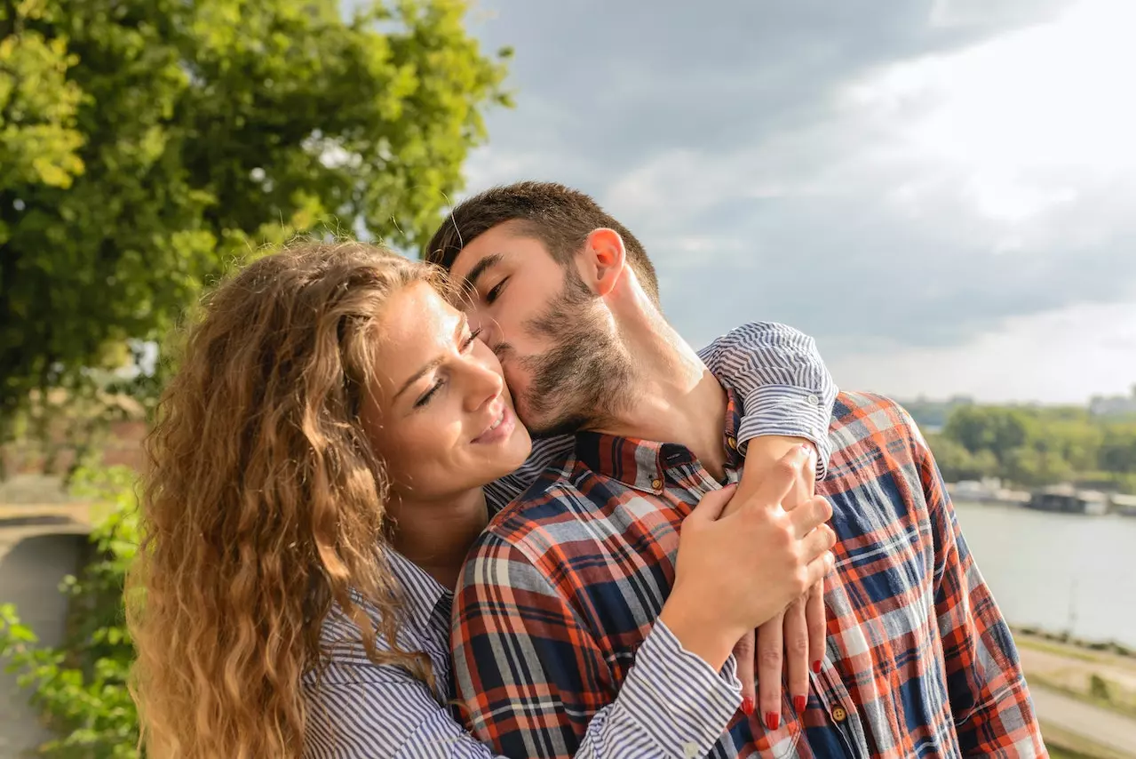 couple-kissing
